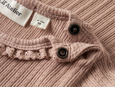 Lil\' Atelier body i brun nuance med blondekant ved hals