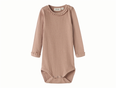 Lil' Atelier body i brun nuance med ribstruktur set forfra