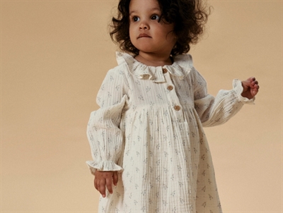 Lil' Atelier kjolebody i råhvid nuance med blomsterprint på model