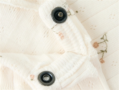 Lil\' Atelier body i råhvid nuance med flæsekant og blomsterprint