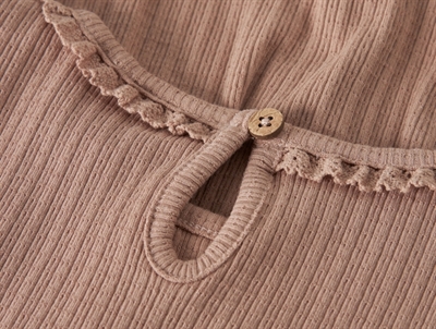 Lil\' Atelier kjole i brun nuance med ribstruktur og blondedetalje ved hals