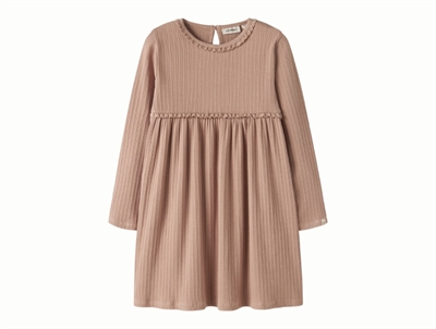 Lil' Atelier kjole i brun nuance med ribstruktur set forfra