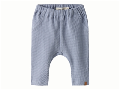 Lil' Atelier bukser i støvet blå nuance med struktur set forfra