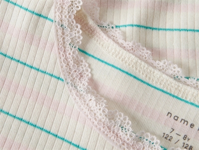 Name It rib top i råhvid nuance gardenia med blondedetalje ved hals