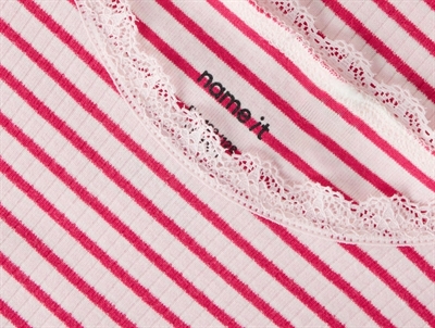 Name It rib top i råhvid nuance love potion med blondedetalje ved hals