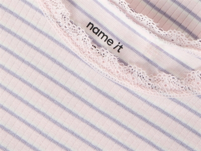 Name It rib top i lyserød nuance tender touch med blondedetalje ved hals