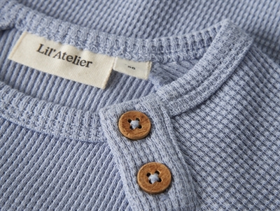 Lil\' Atelier body i støvet blå nuance med knapdetalje