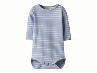 Lil' Atelier body i støvet blå nuance med striber set forfra