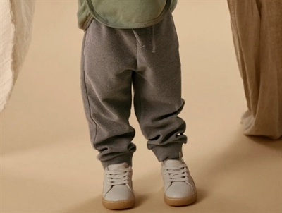 Lil' Atelier bukser i brun nuance på model