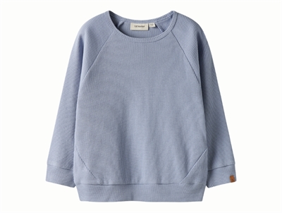 Lil' Atelier bluse i støvet blå nuance med struktur set forfra