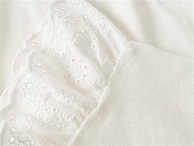 Name It top i råhvid nuance gardenia med broderede flæser