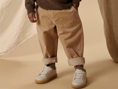 Lil\' Atelier bukser i beige nuance i fløjl på model