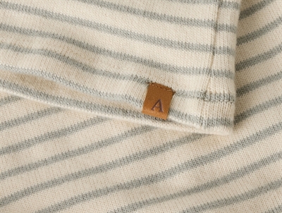 Lil\' Atelier MINI top i råhvid nuance med grå striber og brystlomme