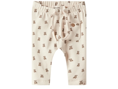 Lil' Atelier BABY bukser i råhvid nuance med teddybjørnprint  