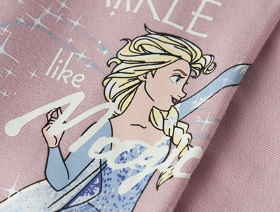 Detalje af Elsa Frozen print på lyserød natdragt fra Name It