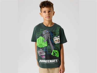 Name It t-shirt i urban chic med Minecraft print på model