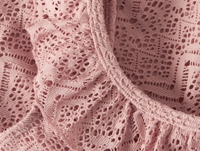 Lil\' Atelier badedragt i rosa nuance med blondeagtigt mønster