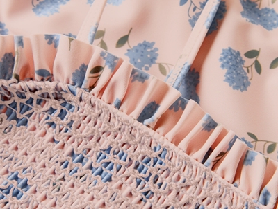 Lil\' Atelier badedragt i fersken nuance med flæsekant