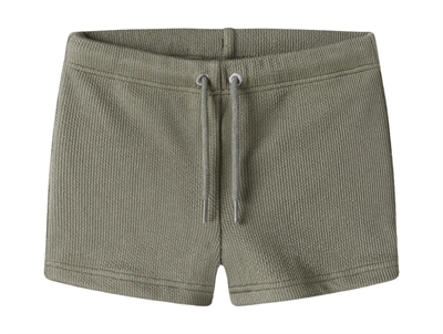 Lil' Atelier badebukser i grønbrun nuance set forfra