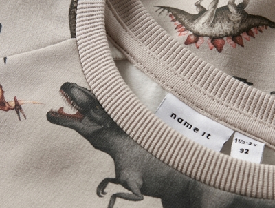 Name It sweatshirt i lys beige nuance pumice stone med allover dinosaurer