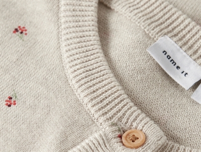 Name It cardigan i beige nuance peyote melange med knaplukning