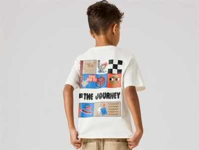 Name It t-shirt i cloud dancer med the journey print på model
