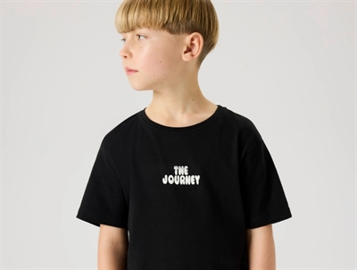 Name It t-shirt i sort med the journey print på model