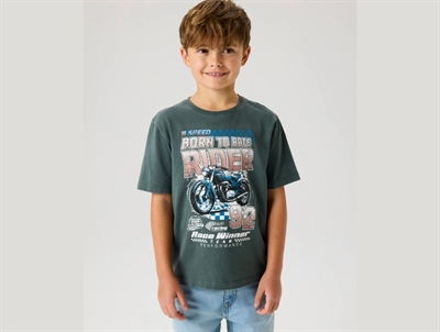 Name It t-shirt i urban chic med motorcykel print på model