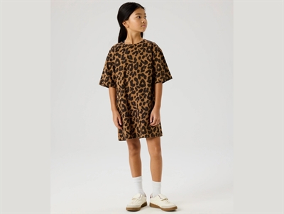Name It midi kjole i seal brown med leopardprint på model