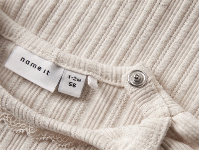 Name It body i beige nuance peyote melange med blondekant ved hals
