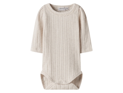 Name It body i beige nuance peyote melange med hulmønster