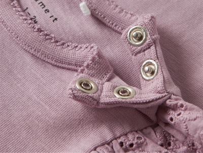 Name It body i rosa nuance dawn pink med blondekant ved skuldre