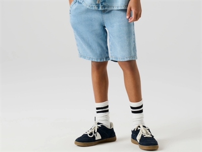 Name It shorts lyseblå denim på model