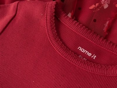 Detalje af ribstrikket overdel og tylskørt med sløjfer på rød kjole fra Name It