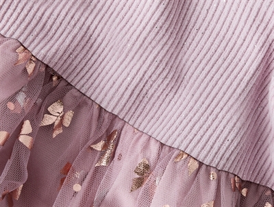 Detalje af ribstrikket overdel og tylskørt med sløjfer på lilla kjole fra Name It