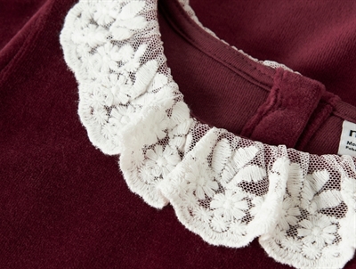 Detalje af blondekrave på burgundy velourkjole fra Name It