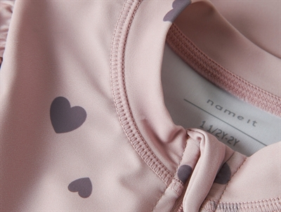 Name It uv badedragt burnished lilac hjerteprint detalje