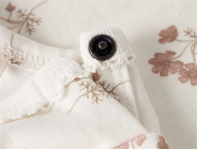 Lil\' Atelier body coconut milk med trykknap ved skulder