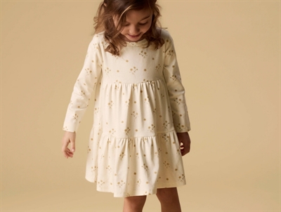 Pige iklædt Lil' Atelier kjole i råhvid nuance med blomsterprint