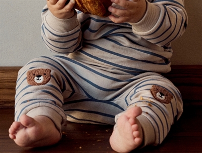 Barn ikædt Name It sweatpants i beige nuance med blå striber og bjørnebroderi