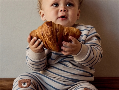 Name It sweatshirt chateau gray med blå striber og bjørnebroderi