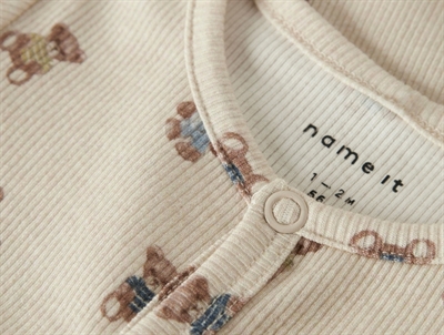Name It rib heldragt i beige nuance med trykknapper
