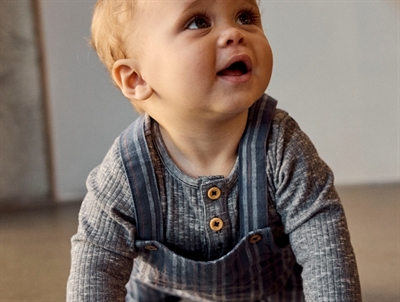 Barn iklædt Name It body i mørkeblå nuance med ribstruktur