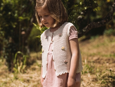 Lil' Atelier strikvest i råhvid nuance med blomsterbroderi