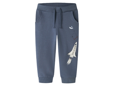 Name It sweatpants i blå nuance med raket print