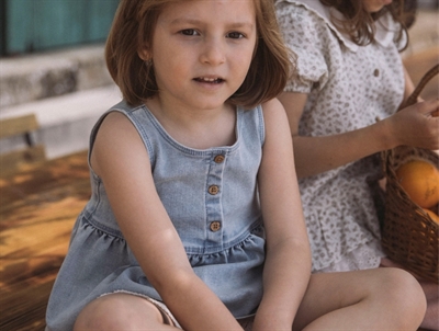 Lil' Atelier top i lyseblå denim til børn