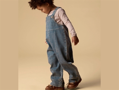 Lil\' Atelier denim overalls medium blue denim på model