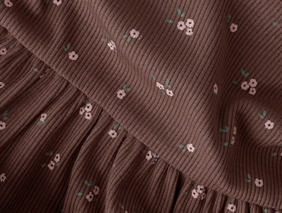 Detalje af ribstruktur og blomsterprint på peppercorn kjole fra Name It