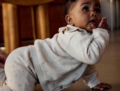 Barn iklædt Name It strik cardigan i beige nuance med flæsekrave