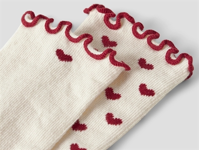 Detalje af Lil\' Atelier strømper i turtledove med røde hjerter